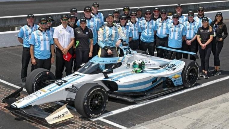 Canapino y el Dallara pintado con los colores argentinos en las 500 millas de Indianápolis. Foto: @AgustinCanapino