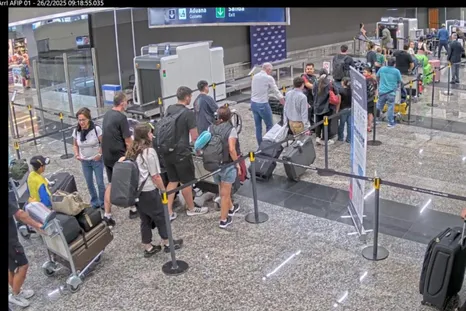 Imágenes de las cámaras de seguridad de aeroparque que muestran la fila de control de Aduana que evitó Laura Belén Arrieta con sus 10 valijas al ingresar a la Argentina. Imágenes de las cámaras de seguridad de aeroparque que muestran la fila de control de Aduana que evitó Laura Belén Arrieta con sus 10 valijas al ingresar a la Argentina.
