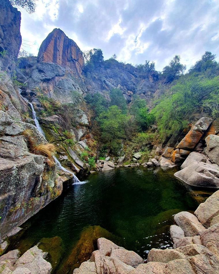 El salto de agua escondido entre sierras que sorprende por su belleza natural