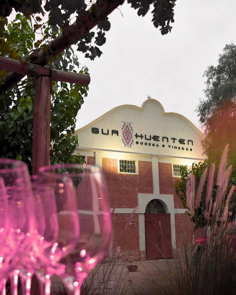Bodega Sur Huenten está ubicada en el corazón de Maipú. Bodega Sur Huenten está ubicada en el corazón de Maipú.