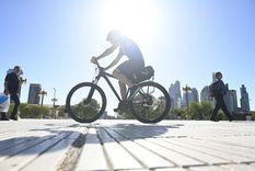 El calor continúa azotando a todo el país y algunas ciudades siguen superando los 40 grados de térmica en marzo Foto: Télam