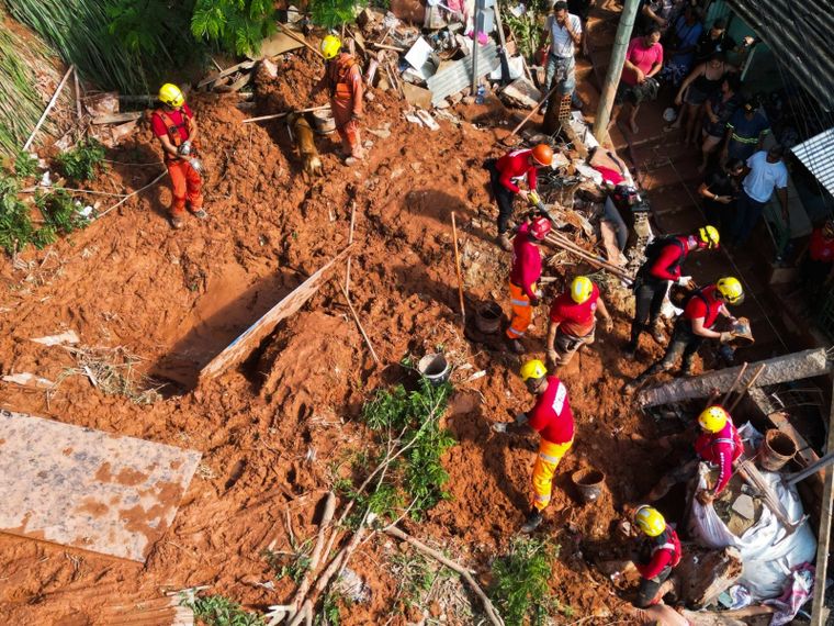 Los bomberos iniciaron un operativo de búsqueda y rescate debajo de los escombros Foto: X
