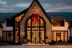 En navidad, la decoración&nbsp; exterior logra crear el ambiente antes de que los invitados entren. Créditos: Wx D/ C.&nbsp; Sharpnack.