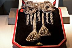 Las autoridades afirman que este broche que perteneció a la emperatriz Eugenia se encontraba entre los objetos robados. Las autoridades afirman que este broche que perteneció a la emperatriz Eugenia se encontraba entre los objetos robados.