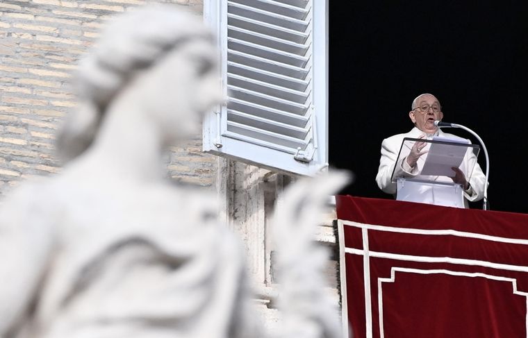 El Papa Francisco desde la ventana de su oficina con vistas a la Plaza de San Pedro, Ciudad del Vaticano. Foto: EFE/RICCARDO ANTIMIANI