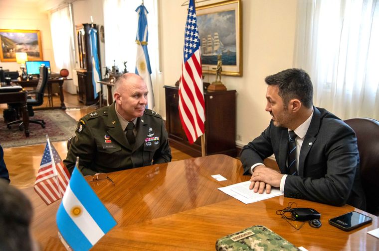 El ministro de Defensa, Luis Petri, junto con el jefe de la Guardia Nacional de Georgia, durante su visita a la Argentina en 2024. El ministro de Defensa, Luis Petri, junto con el jefe de la Guardia Nacional de Georgia, durante su visita a la Argentina en 2024.