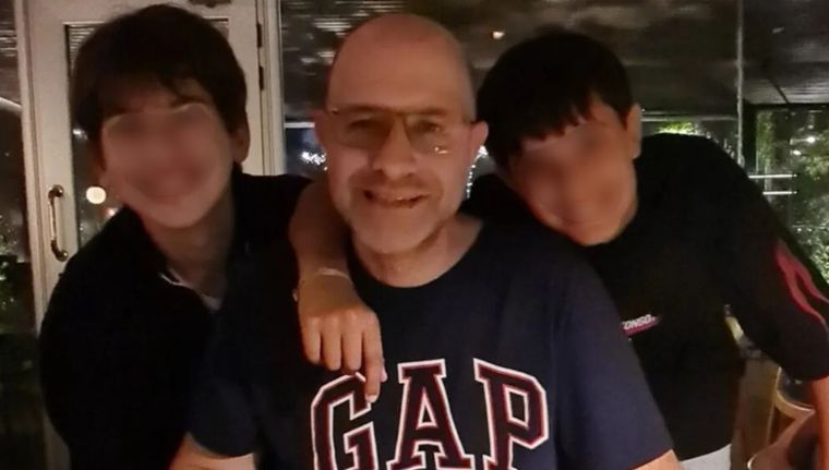 Adrián Seltzer y sus dos hijos. Foto: X