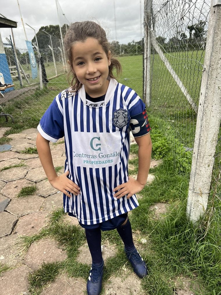 África, una habilidosa niña que juega en el club Peñarol de Mar del Plata.