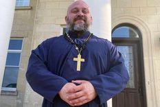 La congregación del padre Moses McPherson ha triplicado su tamaño en 18 meses y tiene muchos seguidores online.