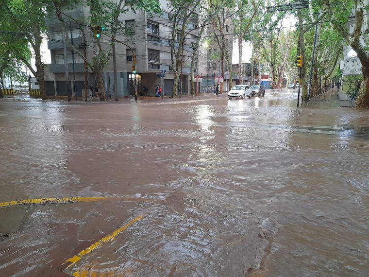 La tormenta produjo inundaciones y derrumbes.