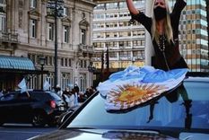 ¿Contradicción? El auto de la deuda y el fervor de la manifestante. Foto: Germán Adrasti.