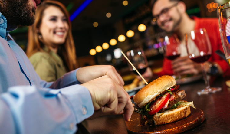 Un relevamiento privado realizado a nivel nacional mostró que 8 de cada 10 hogares redujeron las salidas a restaurantes.