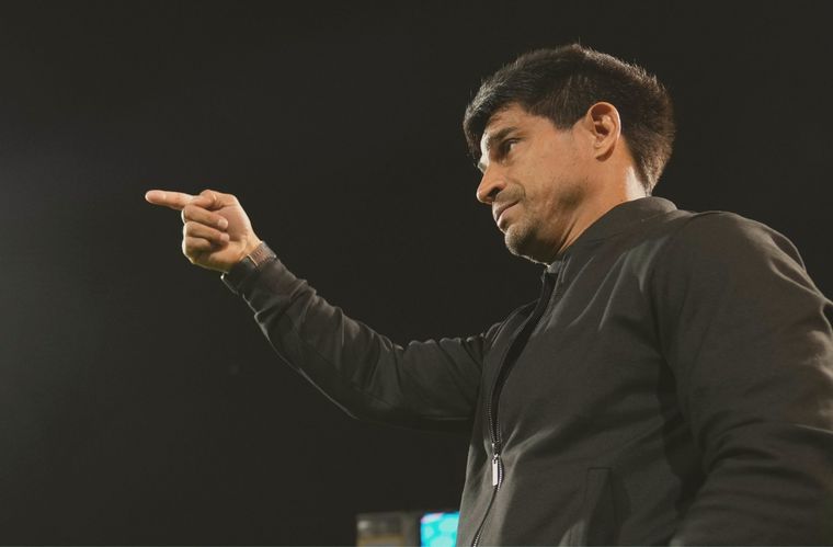 Hugo Ibarra El técnico de Boca y dos sorprendentes decisiones antes de jugar contra el Rojo.
