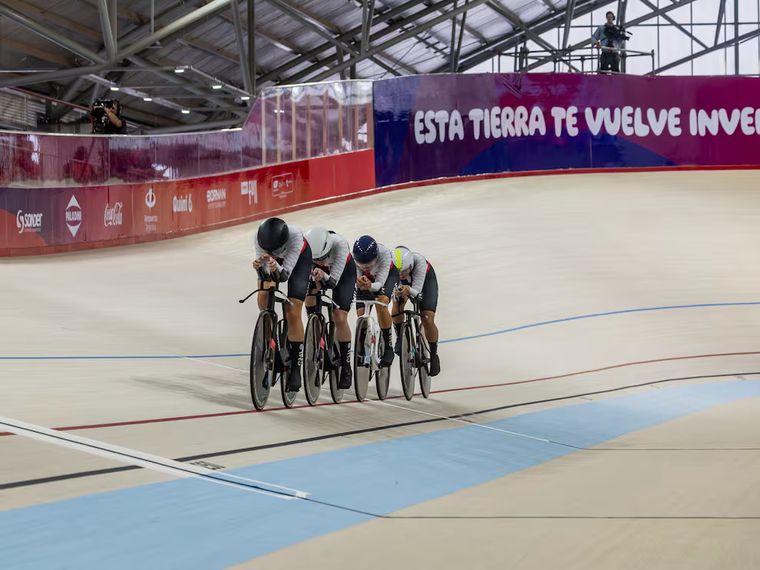 El equipo chileno en pista. Scarlet Cortés también sufrió con la caída. El equipo chileno en pista. Scarlet Cortés también sufrió con la caída.