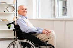 PAMI ofrece a sus afiliados la posibilidad de conseguir una silla de ruedas. Foto: Freepik
