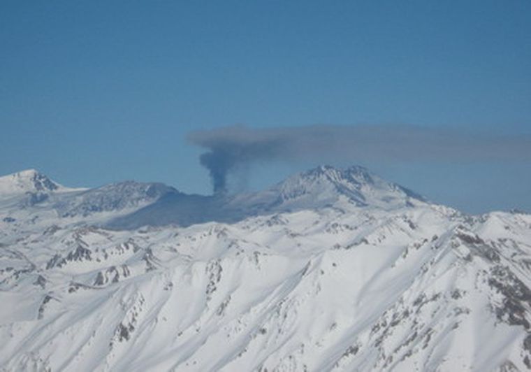 La pluma del Peteroa es menor a dos kilómetros de altura. Foto: Gendarmería Nacional