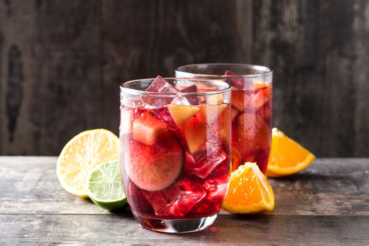 Con hielo y rodaja de limón, el tinto de verano es ideal para días calurosos. Foto: Shutterstock Con hielo y rodaja de limón, el tinto de verano es ideal para días calurosos. Foto: Shutterstock