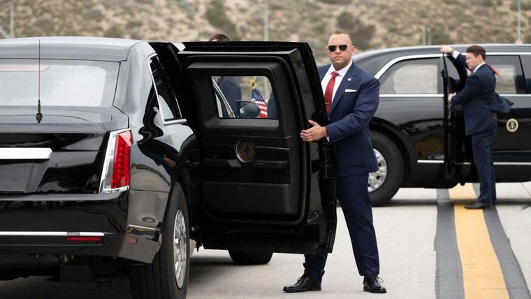 El orden de los vehículos que viajan en la enorme caravana del presidente de Estados Unidos a menudo se cambia durante el trayecto.