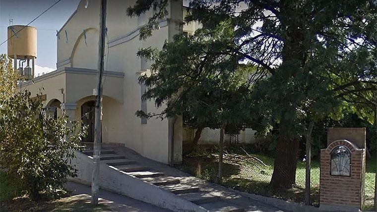 El hecho se produjo frente a una parroquia local