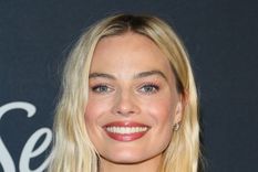 Foto: https://www.irishmirror.ie/showbiz/celebrity-news/margot-robbie-looks-unrecognisable-debuts-23982801