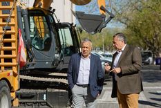 El gobernador Alfredo Cornejo y el titular de Irrigación, Sergio Marinelli, presentaron nueva maquinaria y movilidades para el organismo.