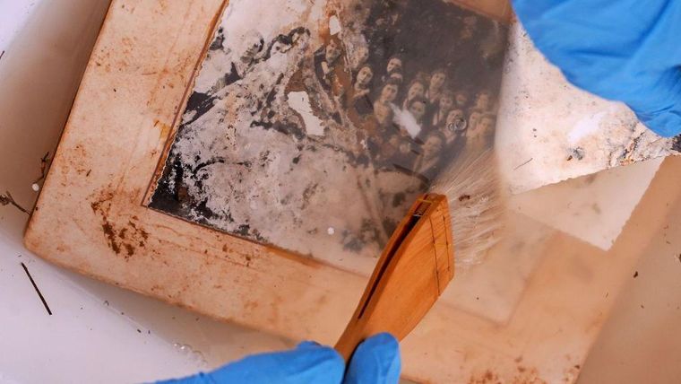 Los equipos no están restaurando las fotos, sino limpiándolas y frenando el deterioro que sufren.