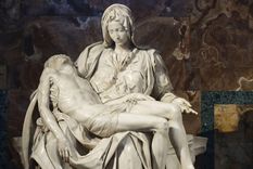 La frase "ruega por nosotros" del Ave María evoca el papel de María como madre intercesora.