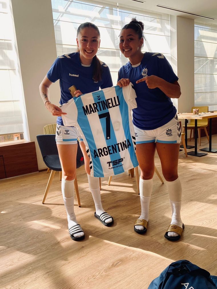 Carrizo y Olivares con la 7 en homenaje a Martinelli