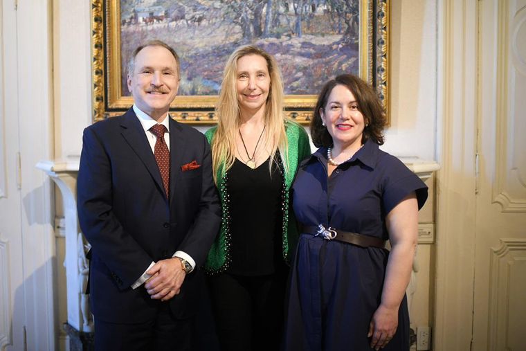 Karina Milei junto al embajador norteamericano, Peter Lamelas, y la encargada de negocios Heidi Gómez Rápalo en la Casa Rosada. Karina Milei junto al embajador norteamericano, Peter Lamelas, y la encargada de negocios Heidi Gómez Rápalo en la Casa Rosada.
