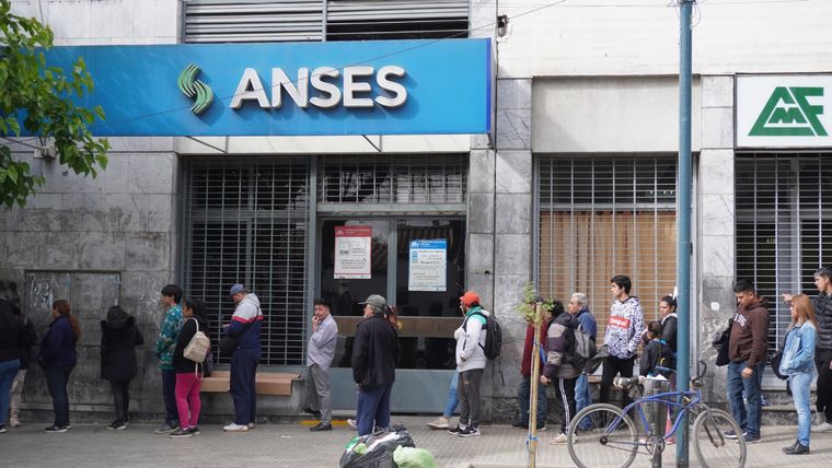 Cómo será el calendario de pagos de Anses tras el feriado del lunes 20 Foto: Rodrigo DAngelo / MDZ