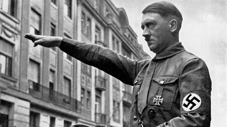 Hitler tenía problemas con su voz. Foto: HeinrichHoffmann. Hitler tenía problemas con su voz. Foto: HeinrichHoffmann.