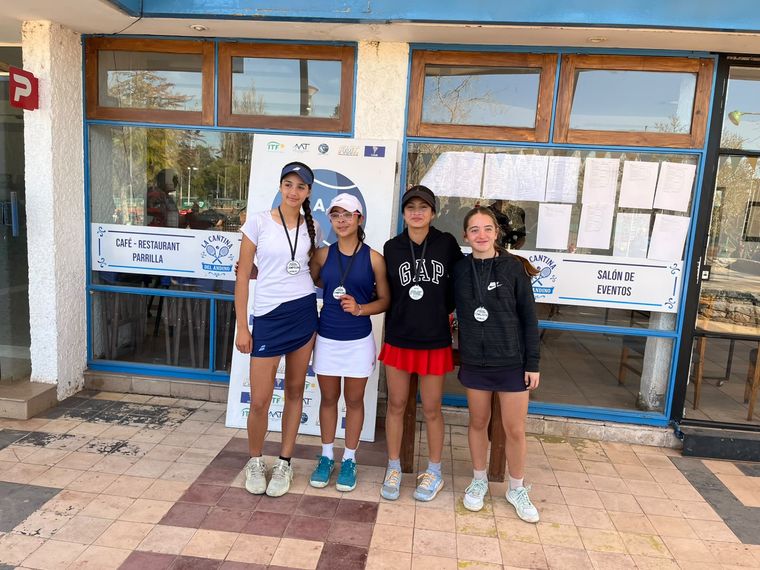 Juana Torres y su nueva compañera de dobles, Sol Villar, lograron títulos en dos competencias consecutivas y en este último abierto se quedaron con el subcampeonato.
