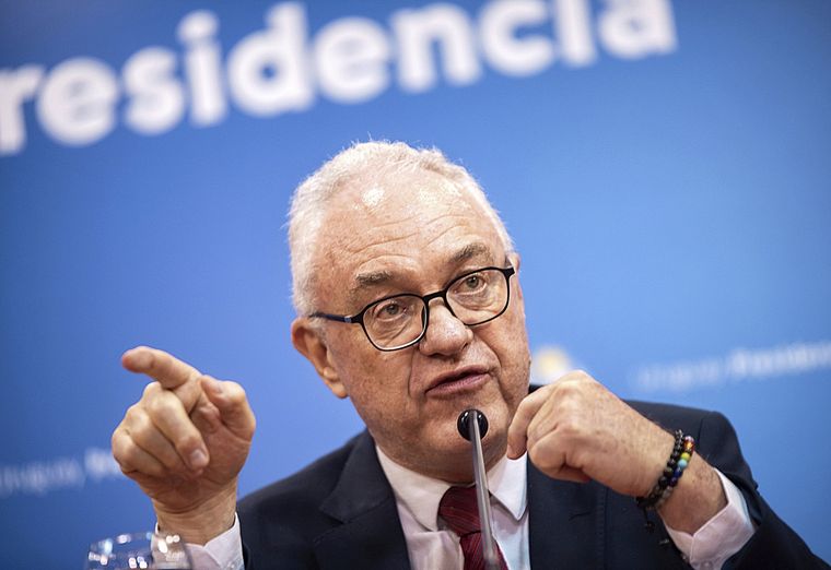 Ministro de Relaciones Exteriores de Uruguay, Mario Lubetkin. Ministro de Relaciones Exteriores de Uruguay, Mario Lubetkin.