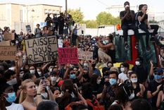 multitudinaria protesta contra el racismo y la brutalidad policial en paris