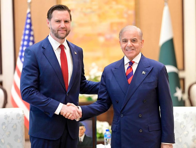 El vicepresidente JD Vance (izq.) estrecha la mano del primer ministro pakistaní Shehbaz Sharif