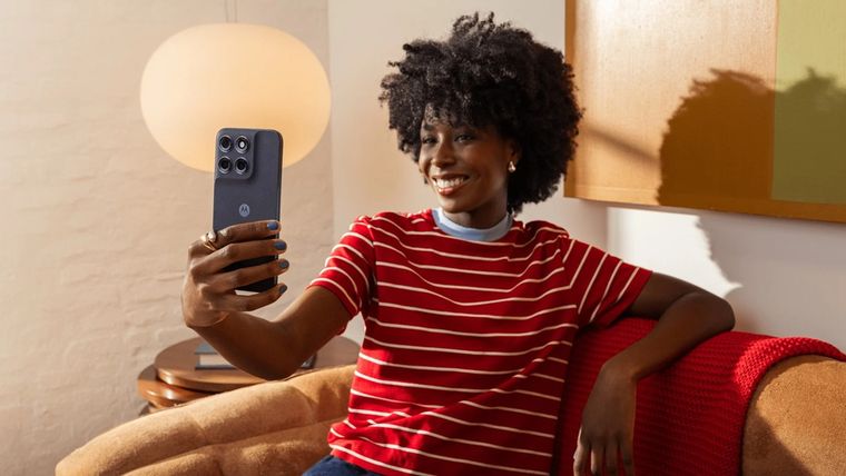 El Moto G87 incluye un acabado que imita el cuero en colores exclusivos de Pantone. El Moto G87 incluye un acabado que imita el cuero en colores exclusivos de Pantone.