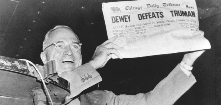 Harry Truman celebrando la victoria con el Chicago Tribune del 3 de noviembre de 1949 Foto: Truman Library Institute