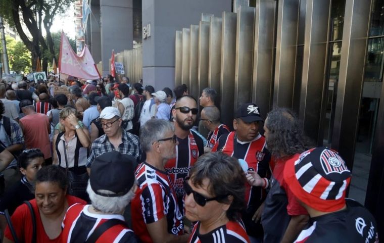 Hinchas de Chacarita en la marcha por los jubilados. Foto: NA