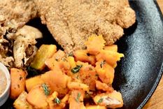 La milanesa de cordero es una variante de la clásica carne de ternera empanada. Resulta muy sabrosa y original. Foto: Instagram