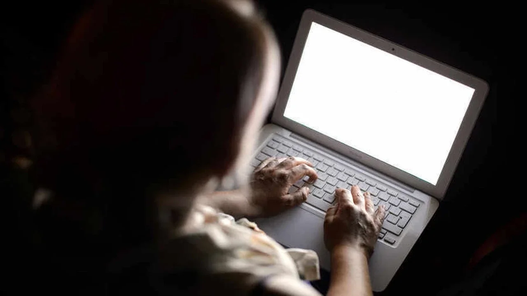 En el allanamiento se secuestraron tres computadoras, cinco celulares y pendrives del acusado Foto: NA