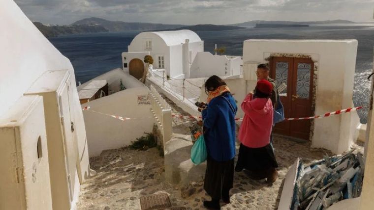 Gente evacuándose de Santorini, Grecia. Foto: Archivo BBC