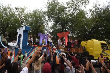 Los carros departamentales trajeron color al Carrusel. Los carros departamentales trajeron color al Carrusel.