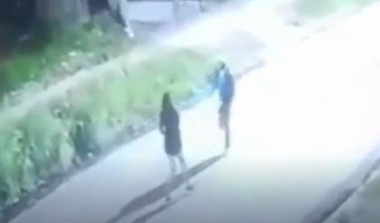 Una mujer mató a su novio a puñaladas en plena calle en González Catán Foto: Captura de video