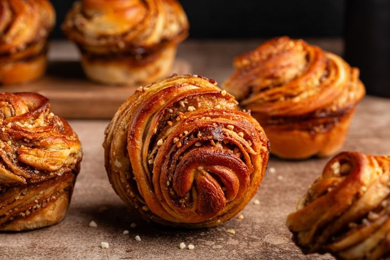 La receta de cruffin puede adaptarse tanto para versiones dulces como saladas, usando rellenos como queso, chocolate o frutas. Aunque parece complicado solo requiere paciencia en unir los ingredientes de croissants y los muffins La receta de cruffin puede adaptarse tanto para versiones dulces como saladas, usando rellenos como queso, chocolate o frutas. Aunque parece complicado solo requiere paciencia en unir los ingredientes de croissants y los muffins