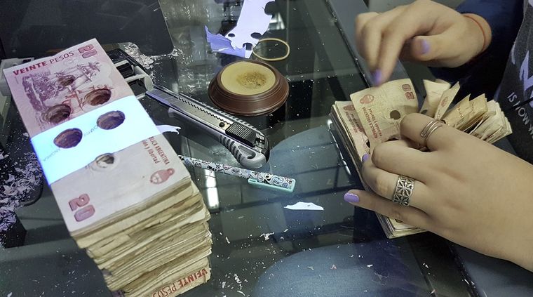 El canje de billetes dañados se realiza en el BCRA o en sucursales del Banco Nación. Foto: NA