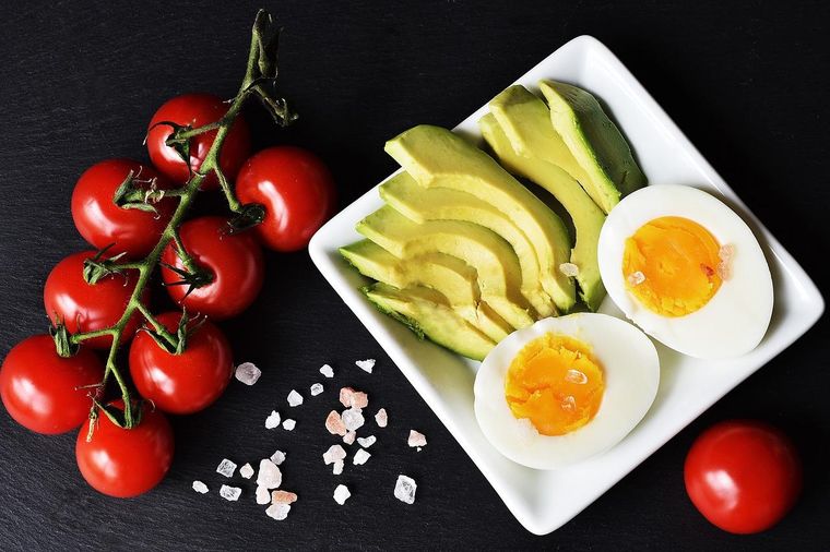 Los alimentos clave de la alimentación keto contienen grasas animales y vegetales. Foto: Pixabay