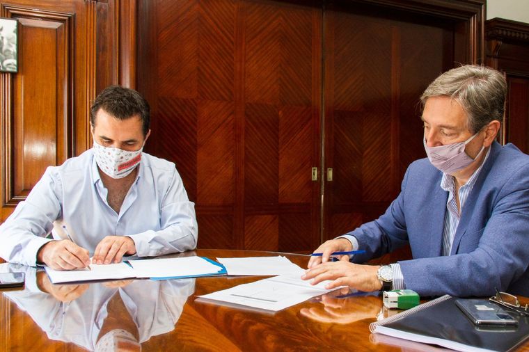 El ex jefe de la comisión y hoy secretario de Energía, Darío Martínez; y el intendente de San Rafael Emir Félix, en la firma del convenio para construir el gasoducto en el sur. Foto: Twitter Emir Félix