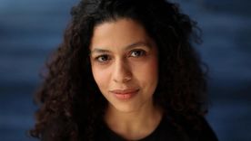 Arianna de Sousa-García es la autora de "Atrás queda la tierra", en el que le explica a su hijo su salida de Venezuela y una nueva vida en Chile. Arianna de Sousa-García es la autora de "Atrás queda la tierra", en el que le explica a su hijo su salida de Venezuela y una nueva vida en Chile.