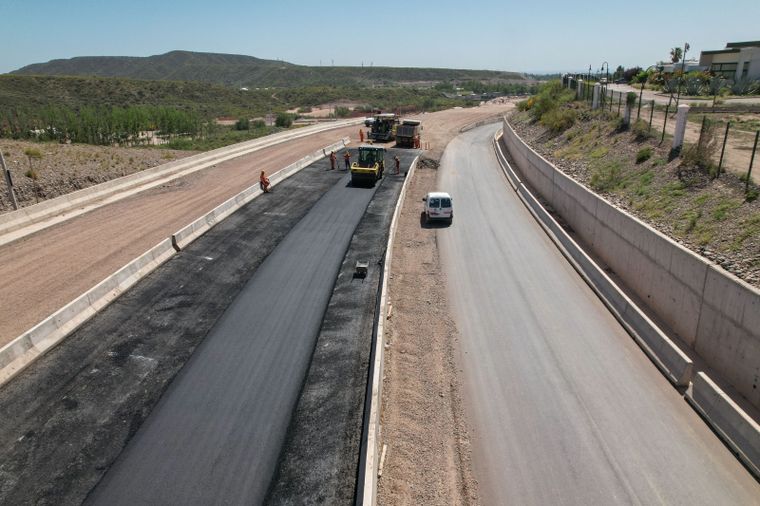 Trabajos de pavimentación en la Ruta Provincial 82. Foto: Prensa Gobierno de Mendoza