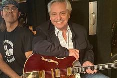 Alberto Fernández fue criticado por ir a probar guitarras en Nueva York.